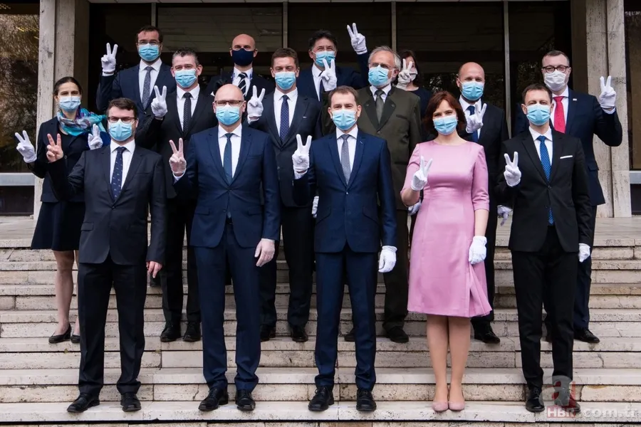 Slovakya'da yeni Başbakan Igor Matovic'in yemin töreninde dikkat çeken Koronavirüs önlemi 3