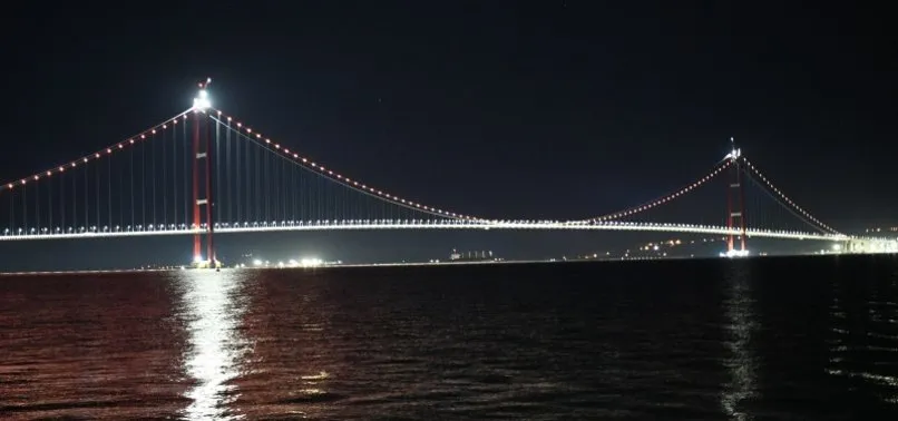 İstanbul’un köprüleri turuncuya büründü