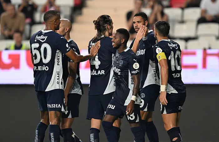 fenerbahce-antalyada-hata-yapmadi-goller-ikinci-yarida-geldi-1727635854780.jpg Fenerbahçe Antalya'da hata yapmadı! Goller ikinci yarıda geldi - 2