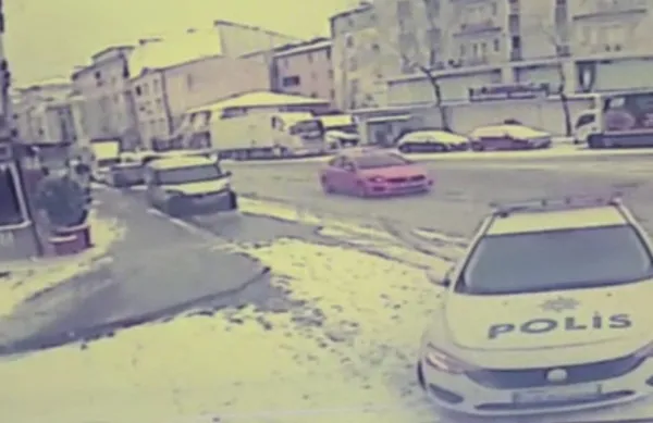 esenyurtta-kayak-pistine-donen-yol-suruculere-zor-anlar-yasatti-pes-pese-meydana-gelen-kazalar-kamerada-1642930088427.jpg Esenyurt’ta kayak pistine dönen yol sürücülere zor anlar yaşattı! Peş peşe meydana gelen kazalar kamerada - 2