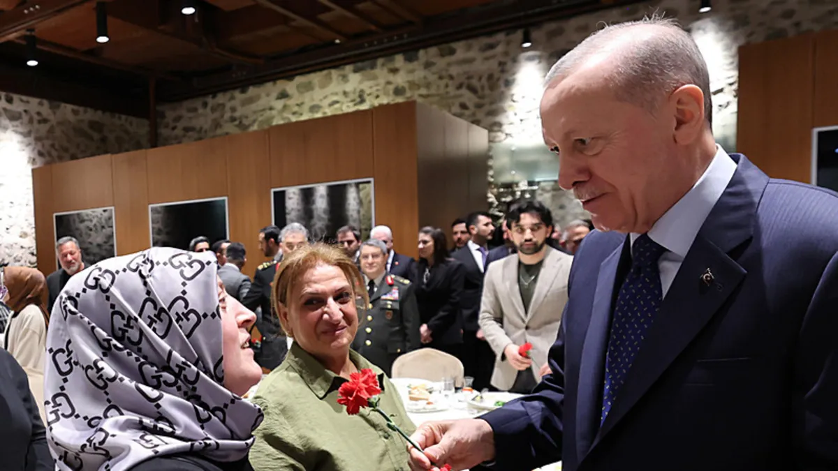 Başkan Erdoğan ilk iftarını şehit aileleri ve gazilerle yaptı! Tek tek sohbet etti