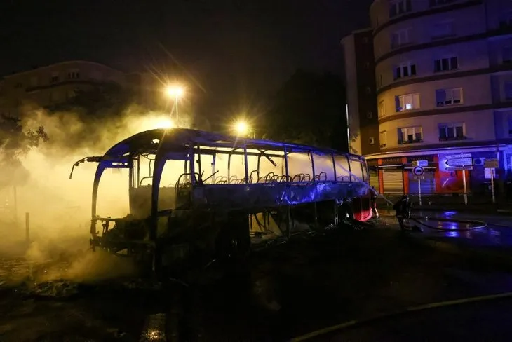 Fransa'da kaos büyüyor! Yağma, kargaşa, sokak olayları... OHAL ilan edilecek mi? Macron'dan ateşi körükleyen adım