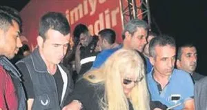 Zerrin Özer fenalaştı!