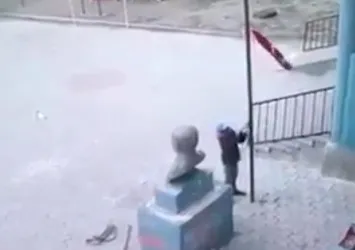 Ağrılı çobandan yürekleri ısıtan hareket! Yarıya inen Türk bayrağını göndere çekti
