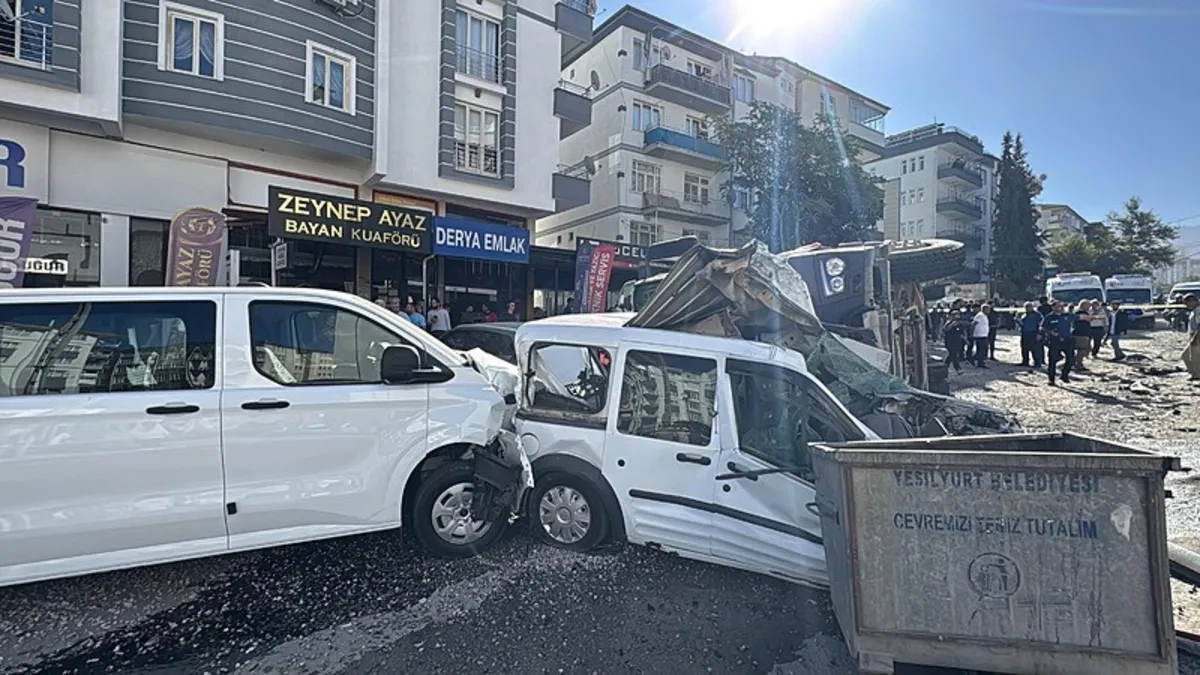 Malatya'da ortalık savaş alanına döndü! Freni patlayan kamyon 15 araca çarptı