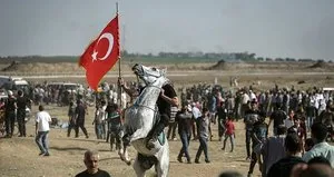Türk bayrağıyla İsrail sınırına yürüdü