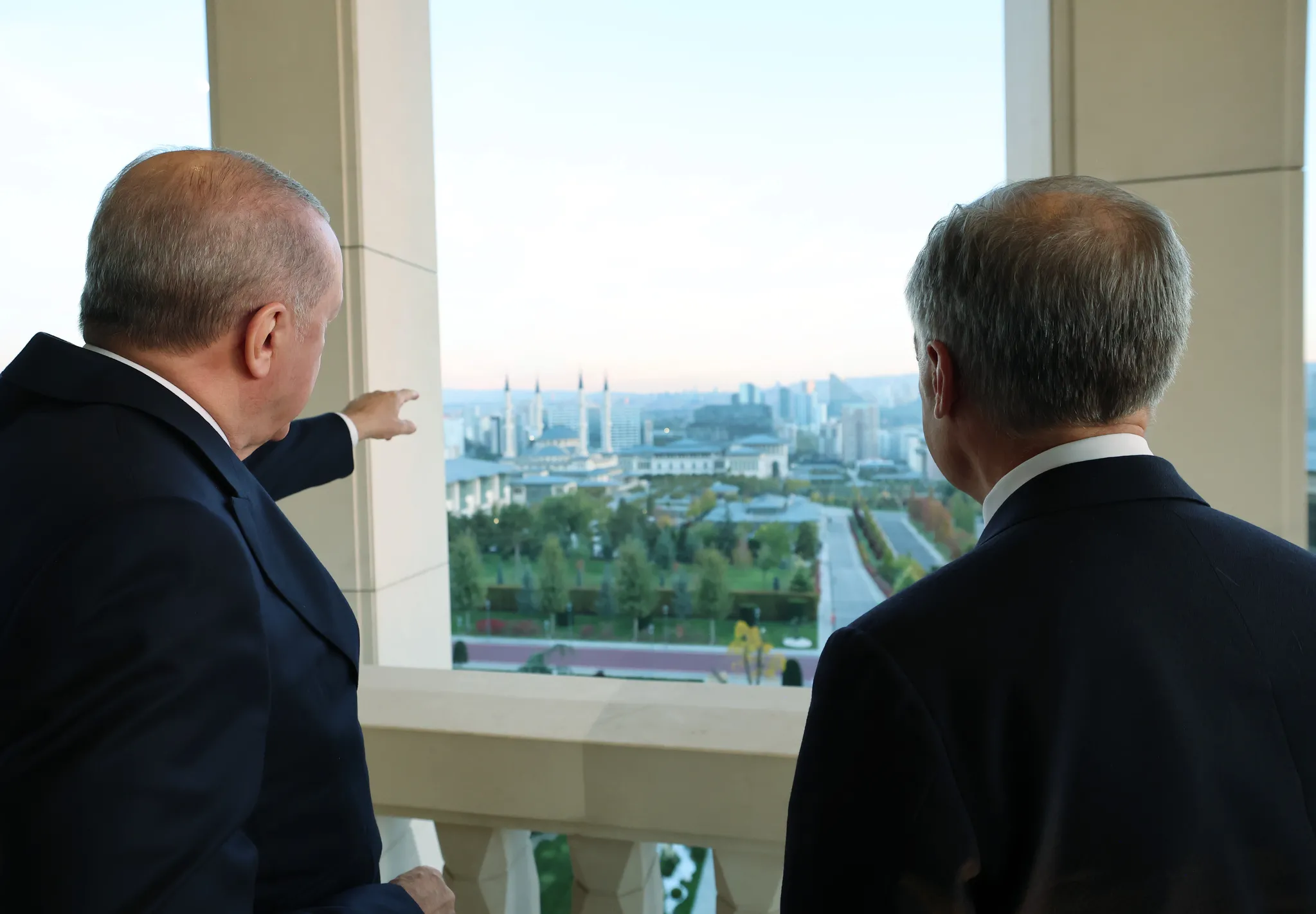 Başkan Erdoğan ve Carney'den Külliye balkonunda samimi sohbet