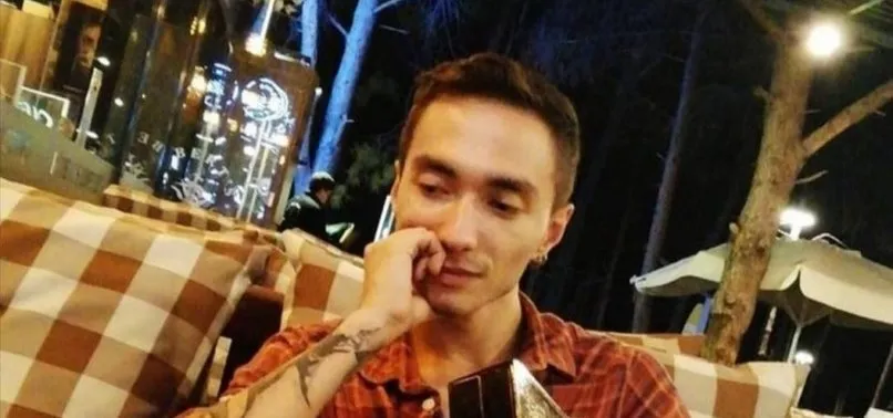 cani sevgili bicakla kapiya dayandi