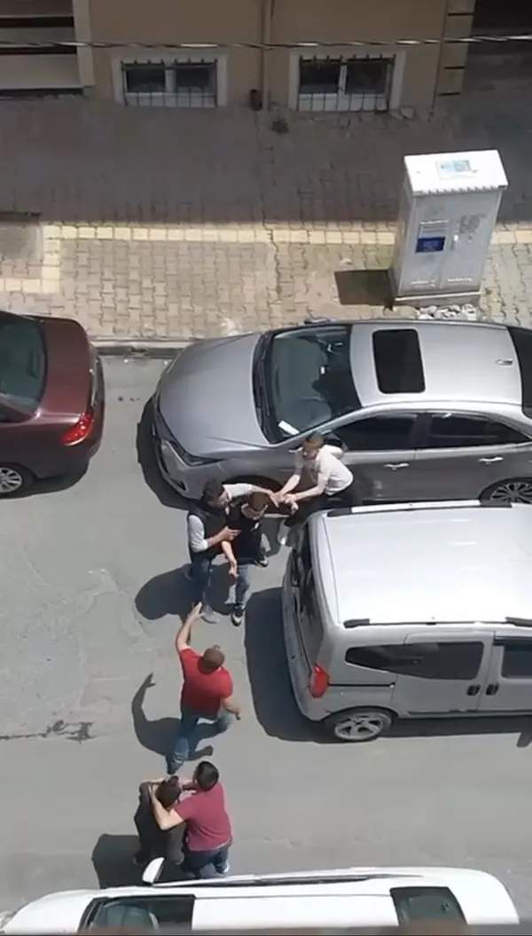 1685782960127.jpg İstanbul'da ilginç kavga! Trafikte birbirine girdiler: Silecekle saldırdı - 1