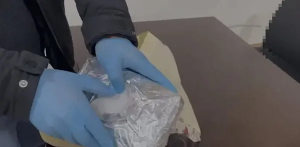 İzmir'de uyuşturucu tacirlerine operasyon: Otogarda 2 kilogram kokain ele geçirildi - 3