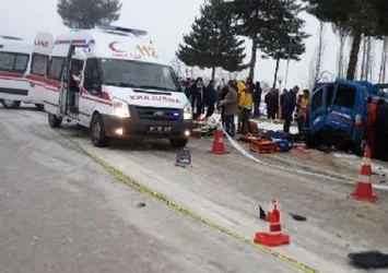 Askeri araç ile minibüs çarpıştı: 1 şehit 13 yaralı