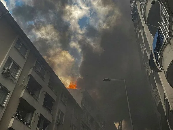 1695823646940.jpeg İstanbul Esenyurt'ta panik yaratan yangın! Alevler çatıdan yükseldi - 1