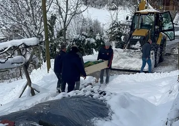 Rize'de cenaze iş makinesi ile taşındı