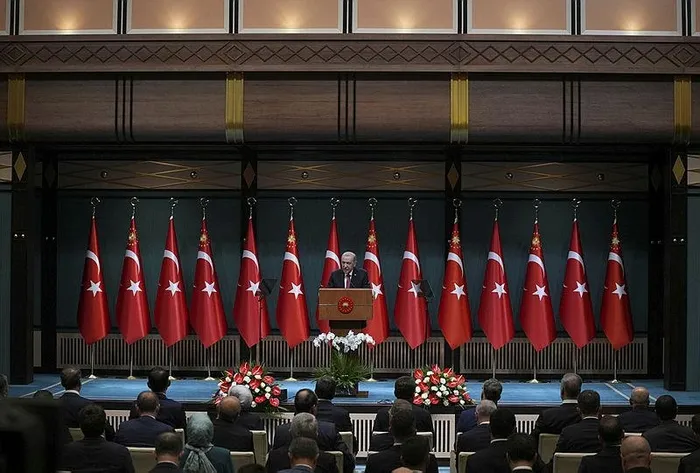 baskan-erdogandan-kayseri-ve-suriyedeki-provokasyona-tepki-bayragimiza-uzanan-elleri-kirariz-1719943559082.jpeg Başkan Erdoğan'dan Kayseri ve Suriye'deki provokasyona tepki: Bayrağımıza uzanan elleri kırarız - 4