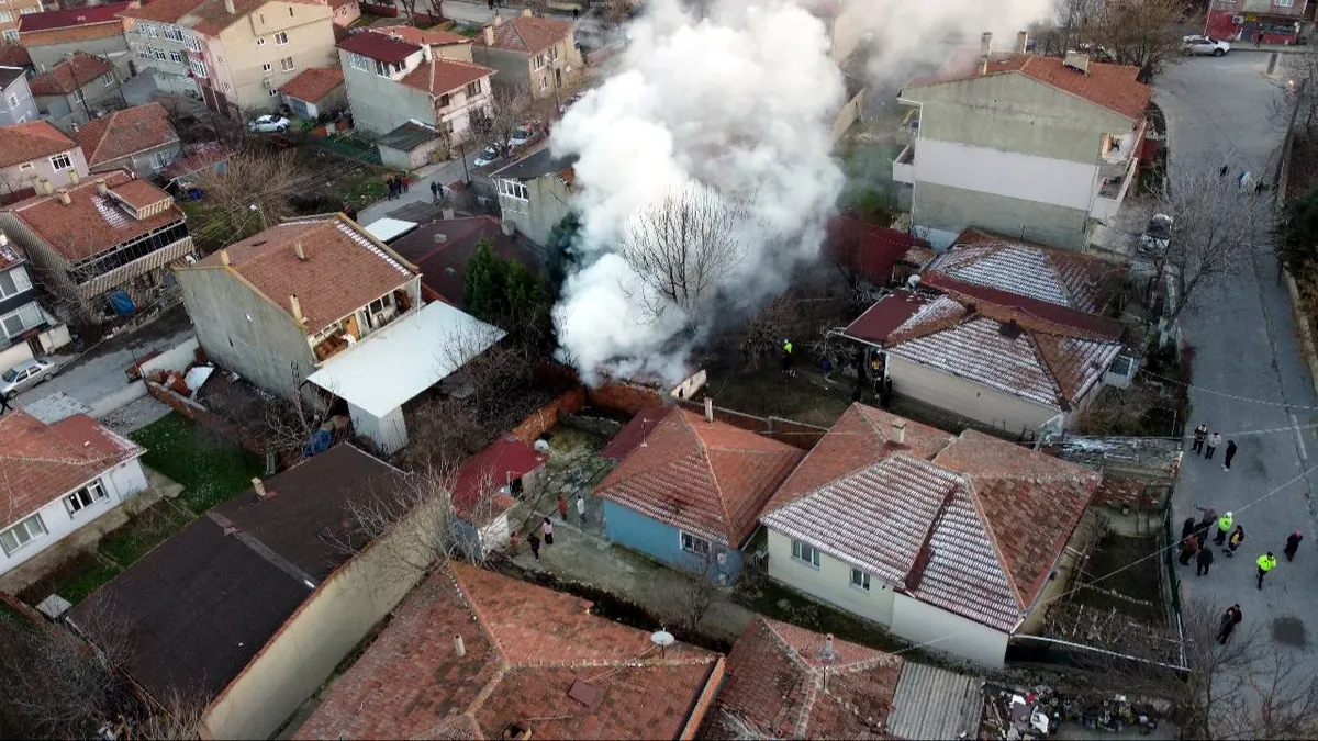 Edirne’de yangın paniği: Tek katlı evin müştemilatı yandı