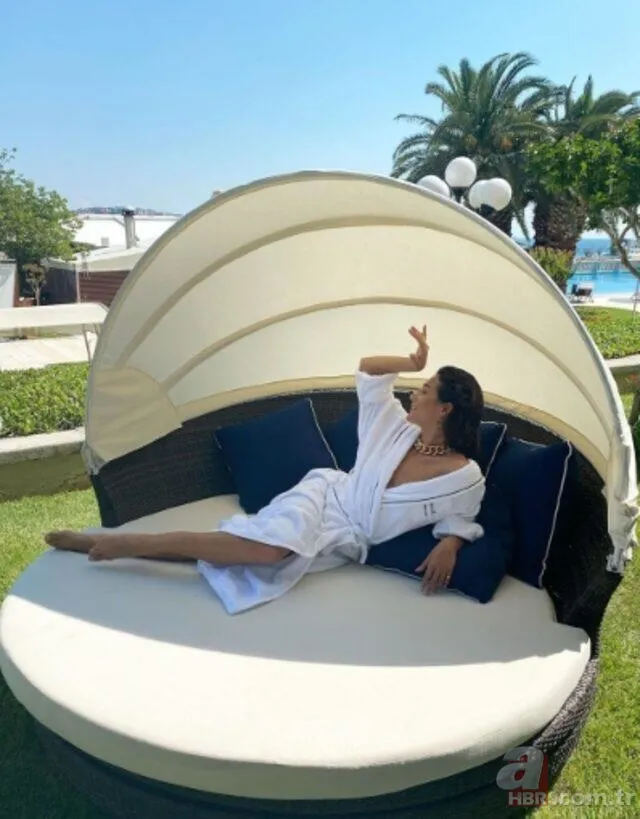 Aybüke Pusat'ın bornozlu paylaşımı sosyal medyada olay oldu 3