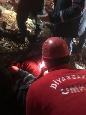 Diyarbakır’dan Elazığ'a sevk edilen sağlık ve UMKE ekipleri sevk edildi - 1