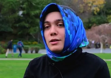 Çocuğunu üniversite sıralarında büyütüyor