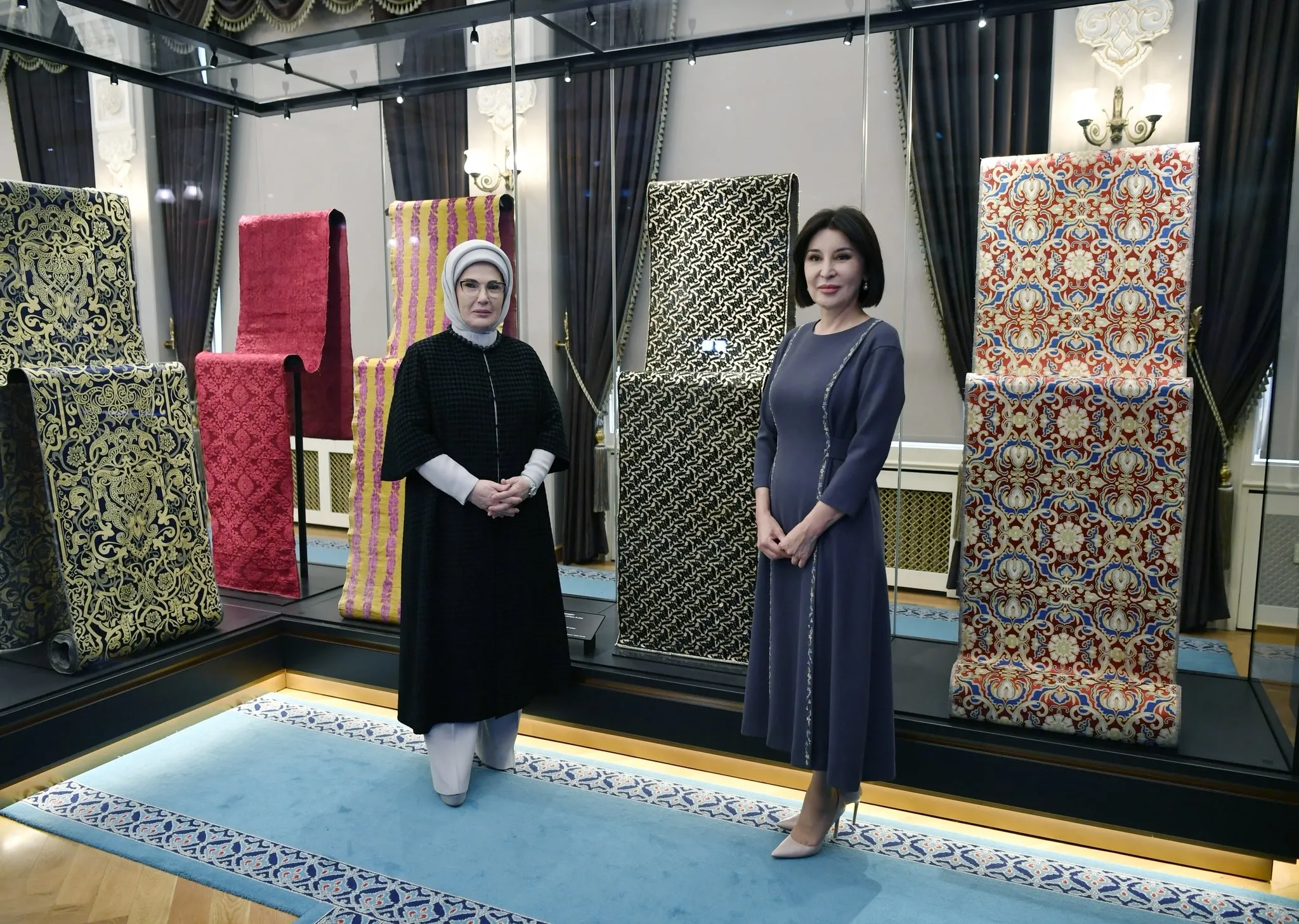 First Lady'ler bir arada! Emine Erdoğan Mirziyoyev'in eşi ile görüştü