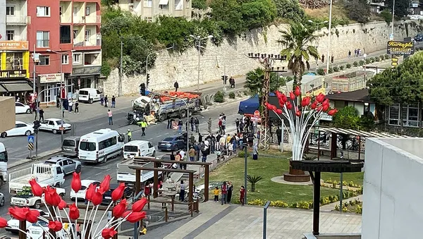hatayda-freni-patlayan-kamyon-araclara-daldi-3-olu-20-yarali-1684076297402.jpg Hatay'da freni patlayan kamyon araçlara daldı: 3 ölü 15 yaralı - 5