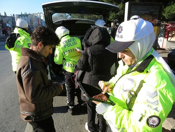 1706001934940.jpeg Kadıköy'de yayaya kırmızı ışık denetimi! 13 kişiye ceza yazıldı - 2