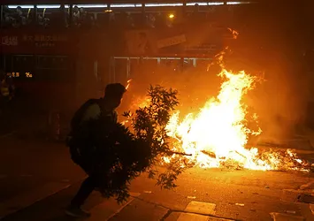 Hong Kong’da sokaklar savaş alanına döndü