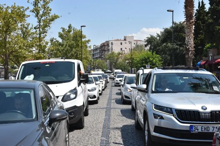 Çanakkale feribot iskelesinde iğne atsan yere düşmüyor! Tatilciler dönüş yolunda