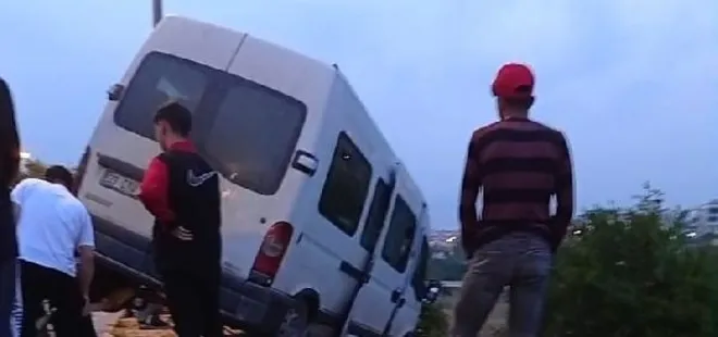 Mersin’de kontrolden çıkan minibüs kaldırımda asılı kaldı: 5 yaralı