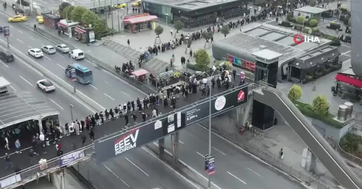 Esenyurt'ta AVM önünde metrelerce kuyruk oluştu! "Efsane Kasım" kuyruğu havadan görüntülendi