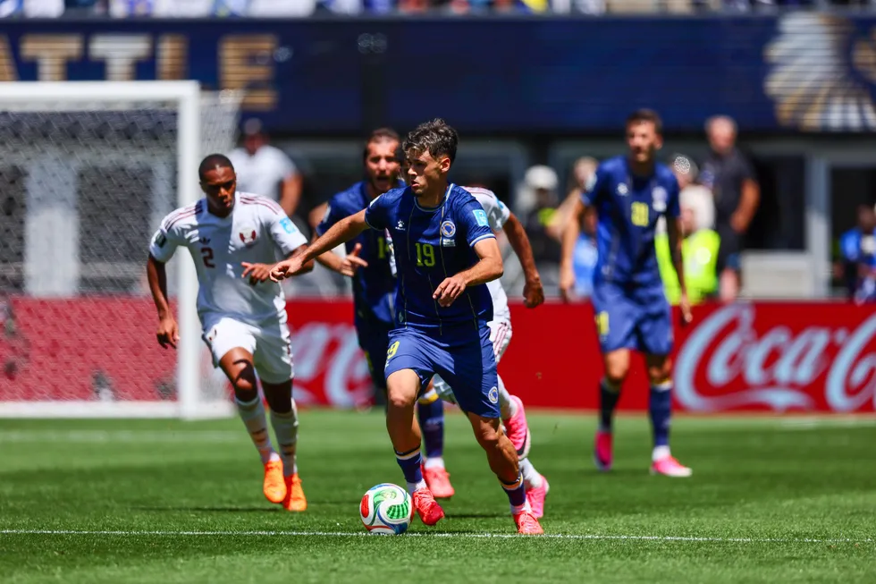 bosna-hersek-3-puani-3-golle-aldi-son-32-icin-beklemeye-gecti-1782338392134.jpg Bosna Hersek 3 puanı 3 golle aldı! Son 32 için beklemeye geçti - 1