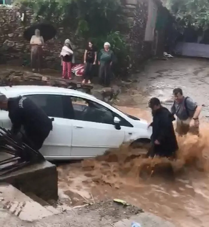 Son dakika: İzmir Ödemiş'i sağanak vurdu: Dere ve çaylar taştı! Araçlar sürüklendi - 2