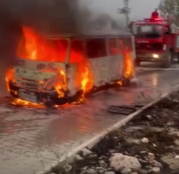 mersinde-tarim-iscilerini-tasiyan-servis-alevlere-teslim-oldu-1655748012286.jpg Mersin’de tarım işçilerini taşıyan servis alevlere teslim oldu - 2