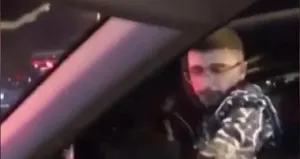 Arabada bebeği olan kadın sürücünün aracına saldırdı!