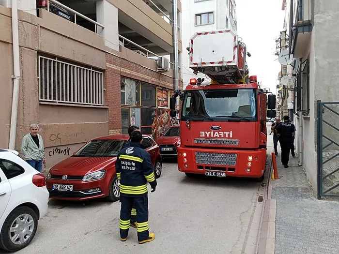 eskisehirde-akilalmaz-olay-polisten-saklanirken-komsusunun-balkonunda-mahsur-kaldi-1713801041459.jpeg Eskişehir’de film sahnelerini aratmayan olay! Polisten kaçtı fileye tutuldu - 3