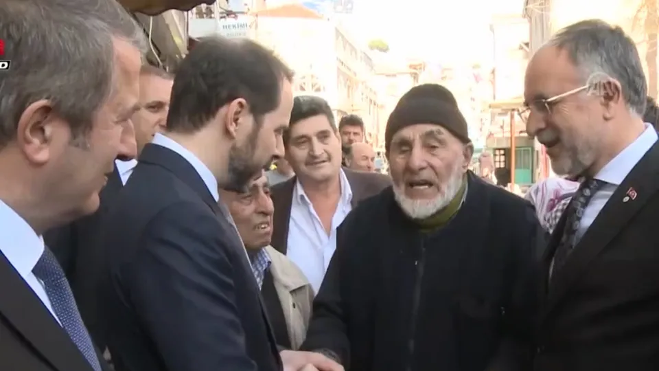 Bakan Albayrak’ın esnaf ziyaretine yaşlı dede duasıyla damga vurdu