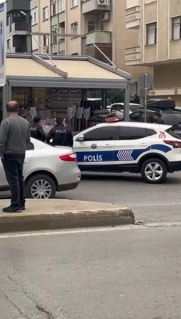 maltepede-gozu-donen-baba-hem-kendine-hem-de-cocuguna-bicak-dayadi-1668951619117.jpg Maltepe’de gözü dönen baba hem kendine hem de çocuğuna bıçak dayadı - 2
