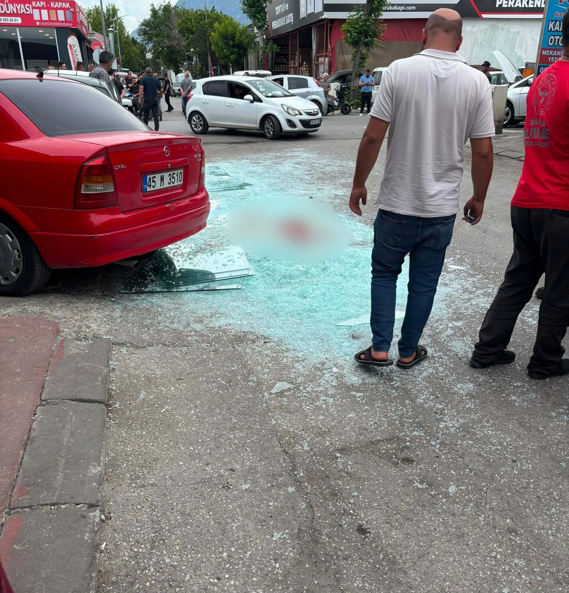Manisa'da acı olay! Üzerine cam devrilen genç işçi hayatını kaybetti