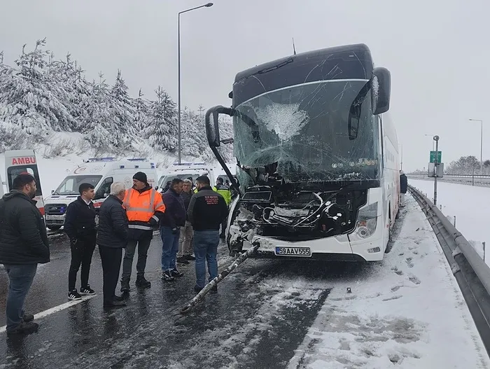 bolu-dagi-gecisinde-zincirleme-kaza-istanbul-yonu-ulasima-kapandi-1744374159076.jpeg Zincirleme kazada bir yolcu otobüsü de hasar aldı. (DHA)