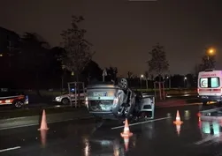 Sahil yolunda takla atan araçta 3 yaralı