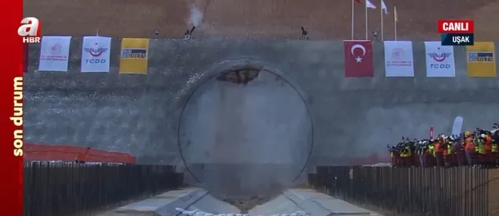 Son dakika: Türkiye’de bir ilk olacak! Ankara-İzmir YHT Projesi kapsamındaki Eşme-Salihli kesimi T-1 Tüneli’nde ışık göründü