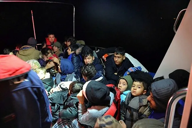 İzmir'de ihbara giden ekipler, 33 düzensiz göçmeni yakaladı - 1