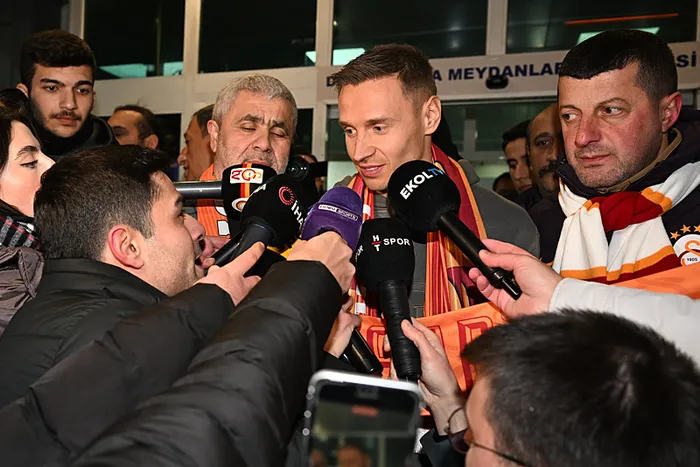 galatasaray-yeni-transferi-przemysaw-frankowski-istanbulda-1739209768295.jpg Galatasaray'ın transfer görüşmelerine başladığı Przemyslaw Frankowski, İstanbul'a geldi | Fotoğraf: AA