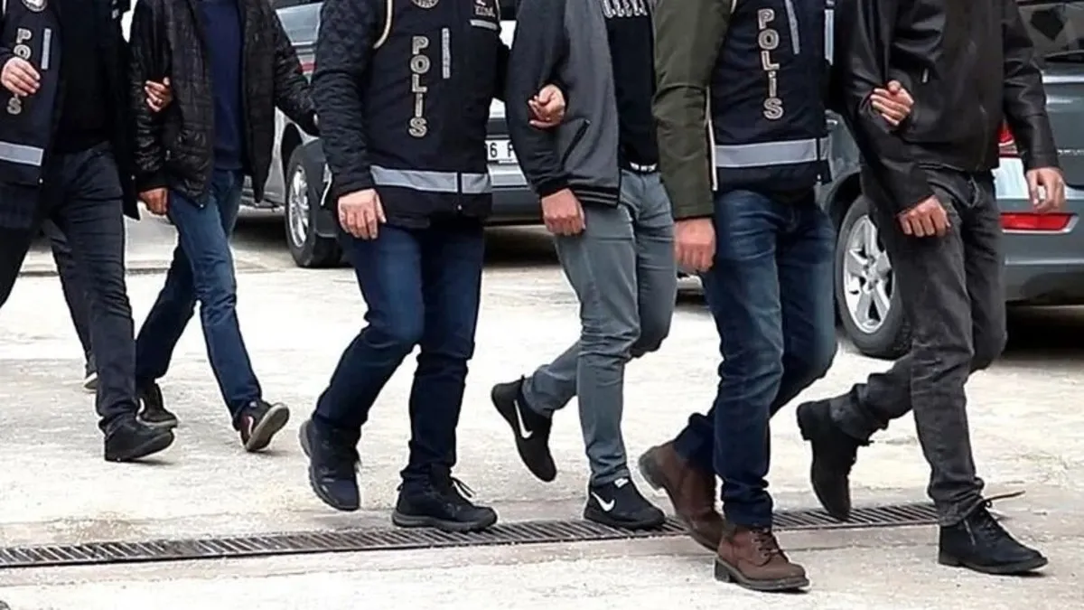 İzmir'de FETÖ operasyonu! 12 şüpheli yakalanarak gözaltına alındı