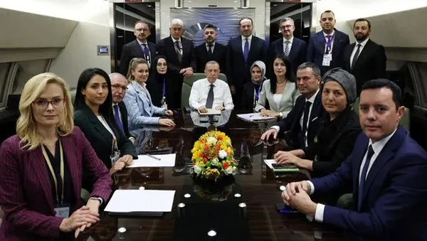 Son dakika: Başkan Erdoğan'dan Azerbaycan dönüşü uçakta gazetecilere önemli açıklamalar! TSK'ya kimyasal silah iftirasına sert tepki - 1