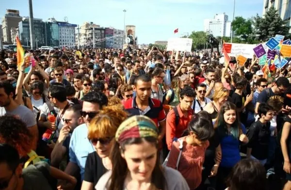 İstanbul’da LGBT destekçilerinden Kürdistan sloganları! Yaşanan skandal sonrası polis ekipleri müdahale etti