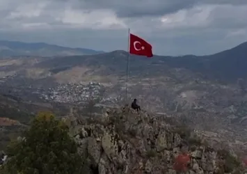 Çorumlu genç Cumhuriyet Bayramı'nda 1100 metre rakımlı tepeye Türk bayrağı dikti