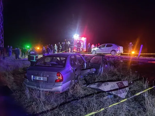 1704561183469.jpg Niğde’de feci kaza! İki otomobil kafa kafaya çarpıştı: Ölü ve yaralılar var - 2