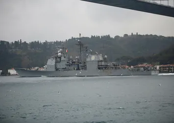 ABD savaş gemisi İstanbul Boğazı'ndan geçti