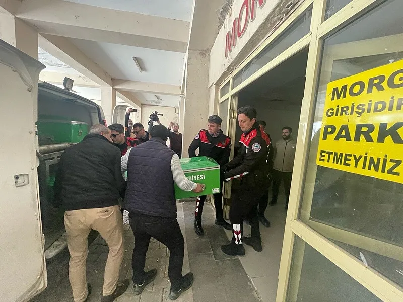 siverekte-lisede-silahli-saldiri-cogu-ogrenci-16-yarali-validen-ilk-aciklama-1776163795403.jpeg Saldırganın cenazesi Şanlıurfa Adli Tıp Kurumu morguna kaldırıldı.