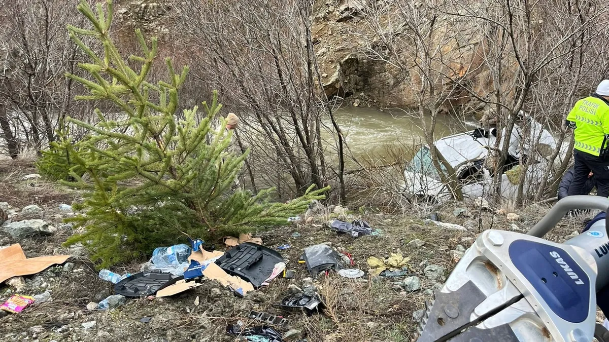 Erzincan'da dereye düşen minibüsteki 6 kişi yaralandı
